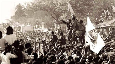 The EDSA Revolution: Ein Wendepunkt in der philippinischen Geschichte gegen die autoritäre Herrschaft Ferdinand Marcos' und für die Wiederherstellung der Demokratie